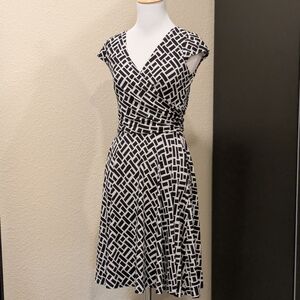 White House Black Market 00 Black White Geometric Wrap Dress
